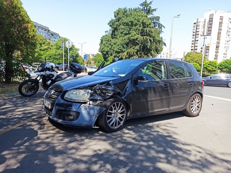 Фолксваген с бургаска регистрация се натресъл в патрулка на пешеходна