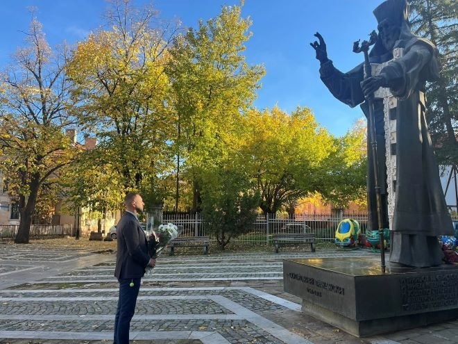 Поднесоха цветя пред паметника на Св. Софроний Врачански във Враца по повод Деня на будителите /снимки/