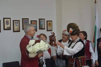 Стари градски песни в съпровод на акордеон изпяха за здравето