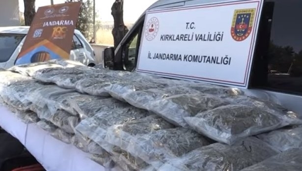 Над 100 килограма наркотици са били изхвърлени в понеделник в