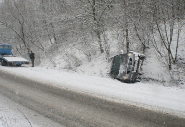 Снегът и дъждът който от вчера сковават страната взеха първата