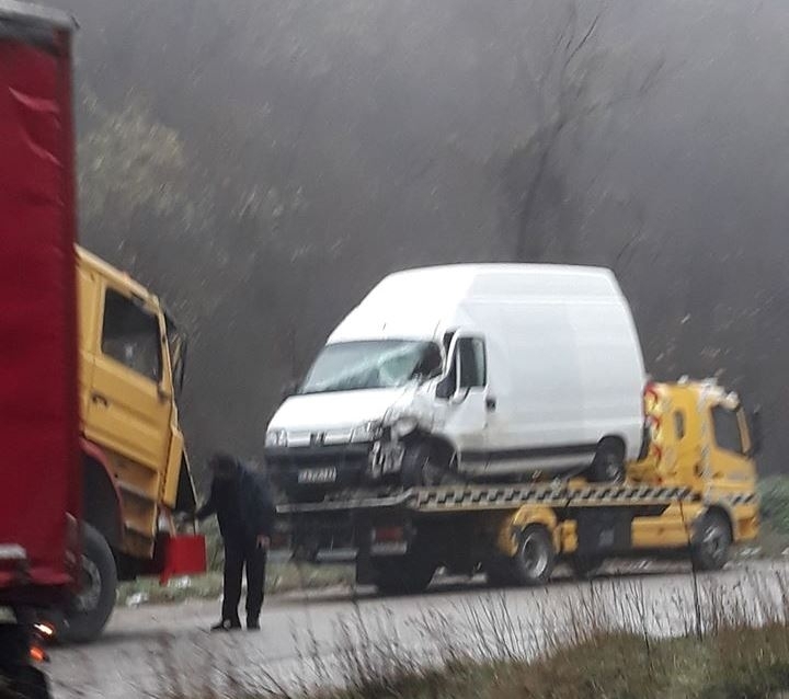 Катастрофа между ТИР и бус Пежо блокира трафика по Е 79