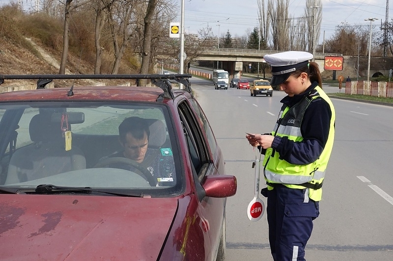 Полицаи са заловили неправоспособен младеж карал кола с чужди номера