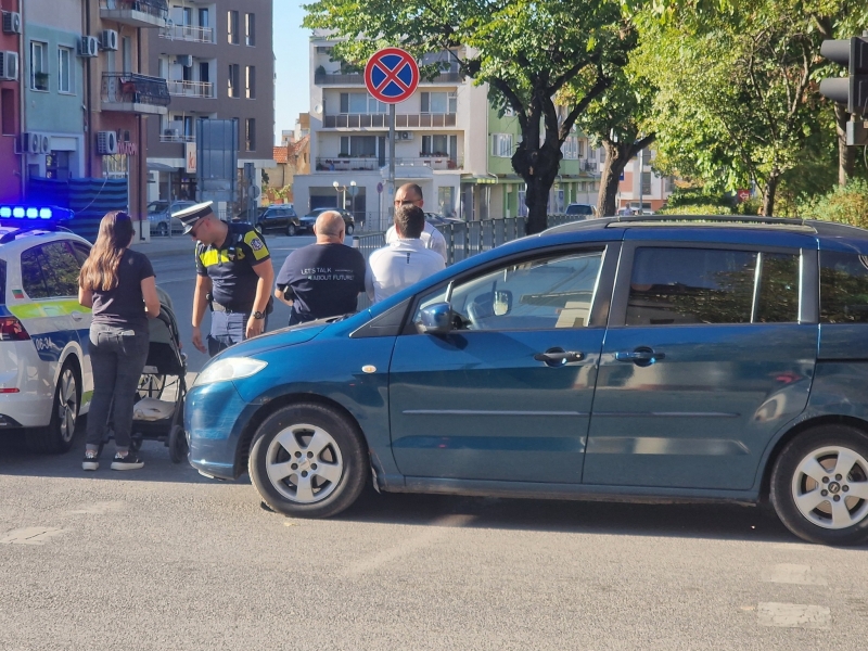 Кръв на пътя! Колело се заби в кола на натоварено кръстовище във Враца, има пострадал /снимка/