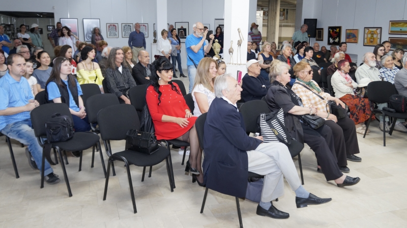 Художникът Снежана Петрова от Мездра се включи със своя картина