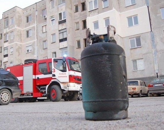 Възрастен пловдивчанин пострада сериозно при възпламеняване на газова бутилка в дома му