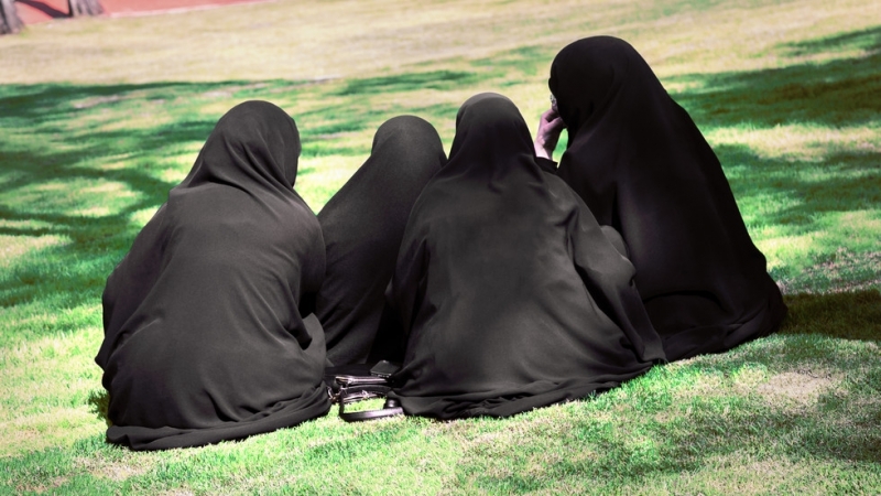 Забрана за носенето на покриващи лицето облекла включително ислямски бурки