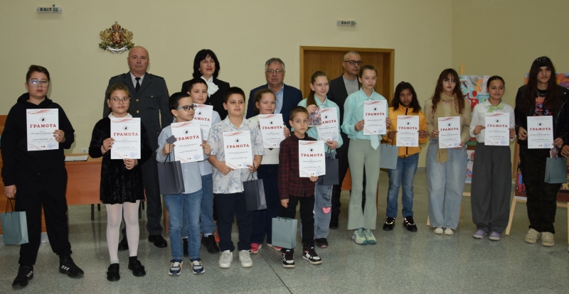 Областният управител на Видин награди участниците в конкурса за детска рисунка /снимки/