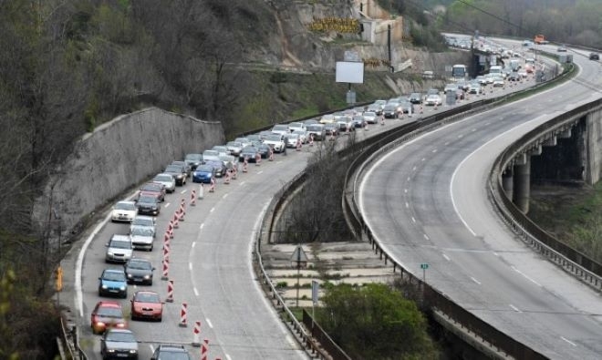 Временно се ограничава движението по активната лента в посока Варна