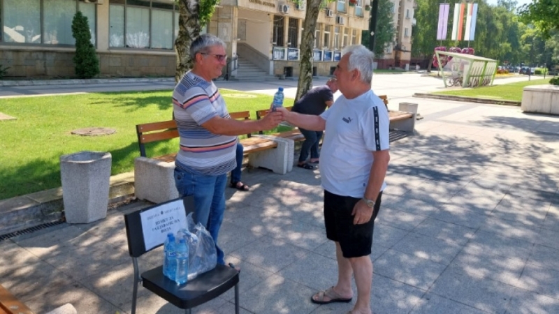 В Монтана раздават вода заради високите температури Пунктът е на