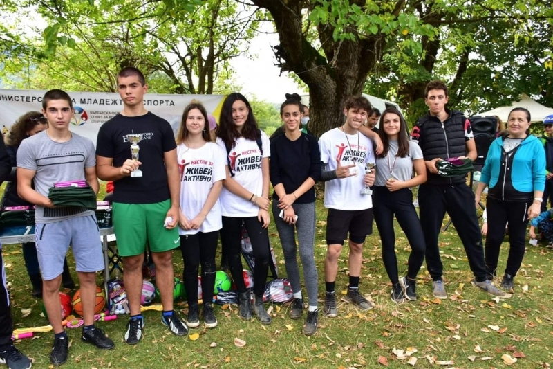 Деца и младежи премериха сили в щафетни игри на похода “Речка” /снимки/