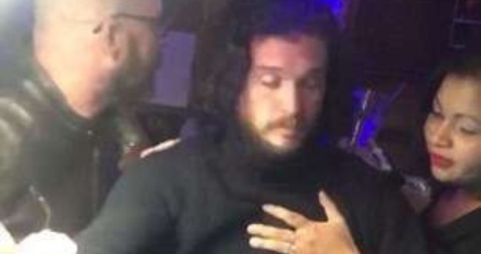 Британският актьор Кит Харингтън бе изгонен от бар в Ню