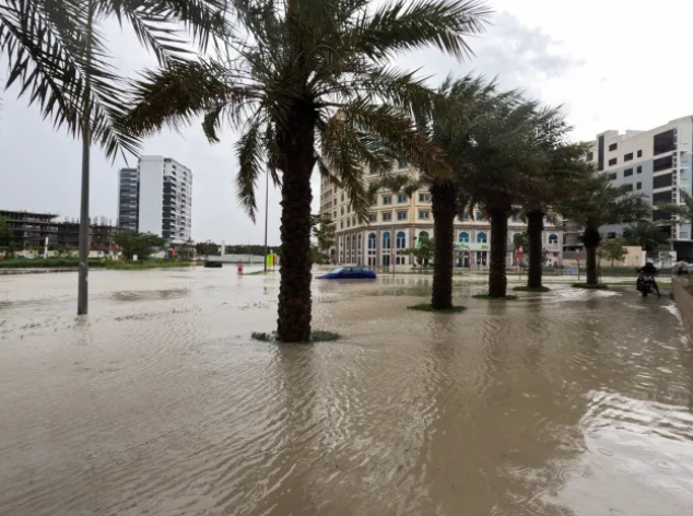 Силни и внезапни валежи връхлетяха Обединените арабски емирства Под вода