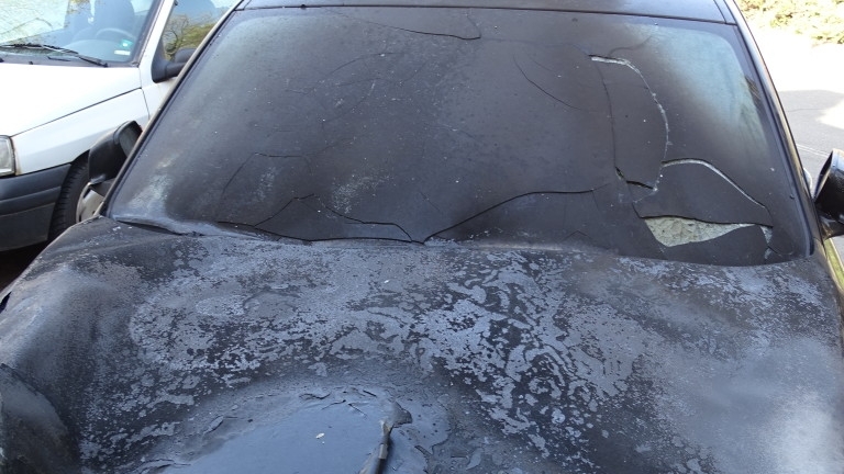 Кола изгоря напълно в двора на Химко във Враца съобщиха