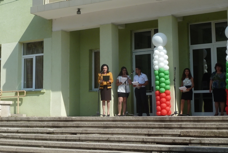 Днес в професионалната гимназия по транспорт „Коста Петров“ в село