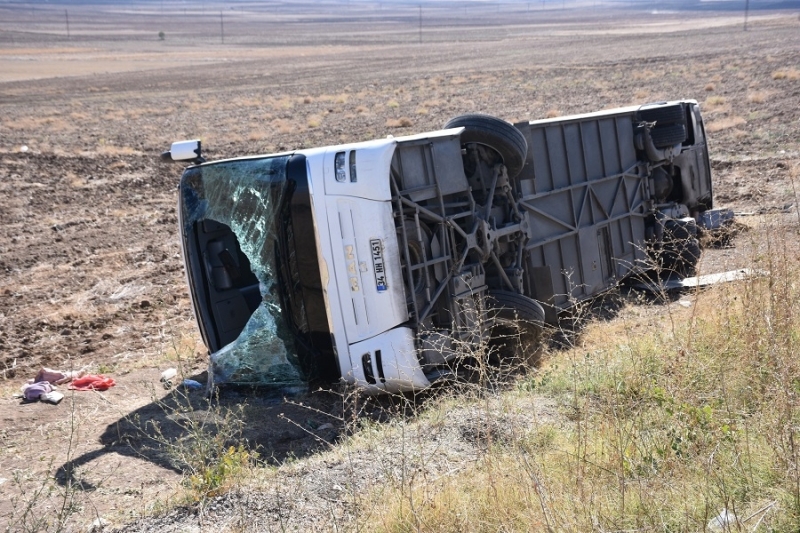Двайсет и двама души бяха ранени при катастрофа на автобус