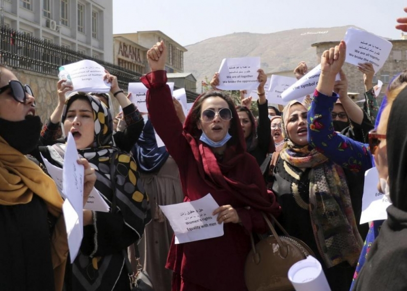 Няколко десетки протестиращи се събраха пред президентския дворец в Кабул и призоваха
