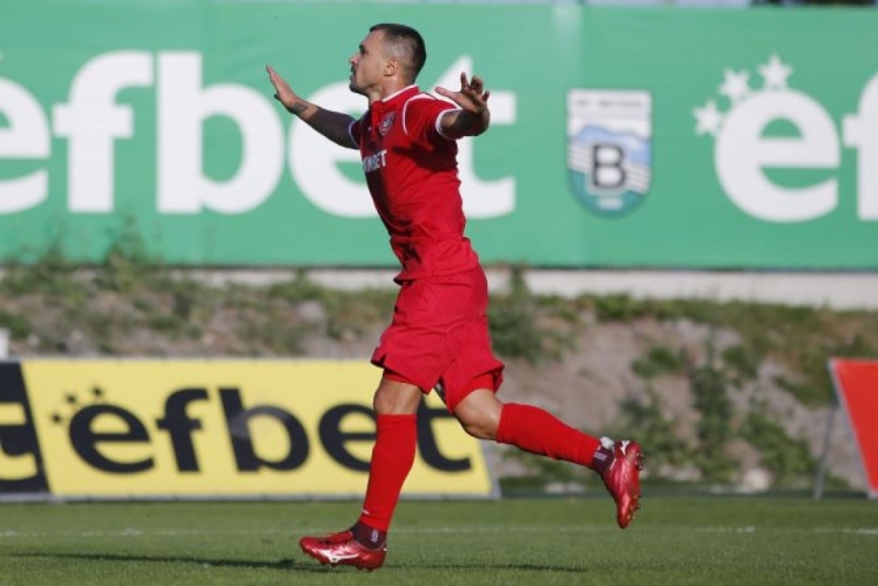 Валери Божинов в момента е разкъсан от дилема Той умува