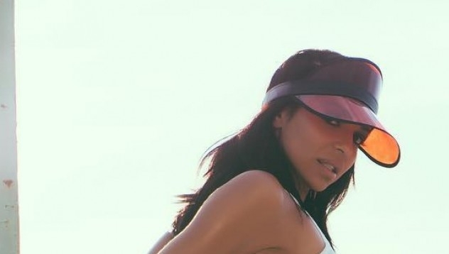 Няма нищо по красиво от спортуваща жена на плажа И след