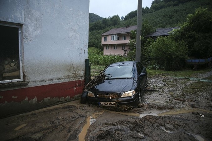 Пороен дъжд предизвика големи наводнения в северозападния турски окръг Дюздже