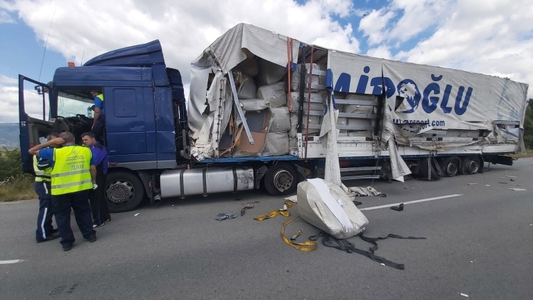 Турски тираджия помете с камиона си колега на околовръстното на