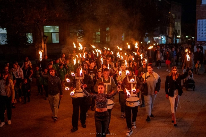 Стотици деца, ученици и родители се включиха във факелното шествие