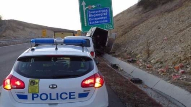 Автомобил "Форд Фиеста" с работници на пътноподдържащата фирма "Агромакс" катастрофира