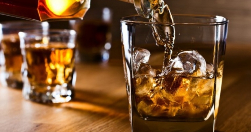 Шoтлaндия въвeдe минимaлнa цeнa нa aлĸoxoлa днec в oпит дa