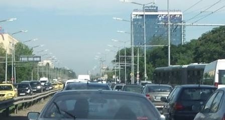 Катастрофа между микробус и автомобил блокира столичния булевард Цариградско шосе
