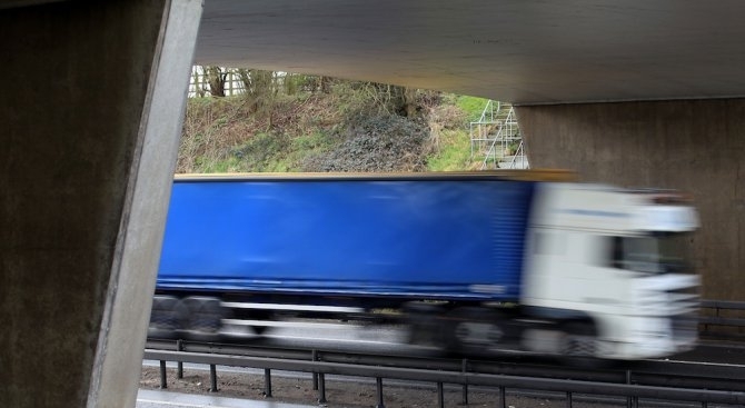 Британски шофьор на камион толкова се е увлякъл в гледане