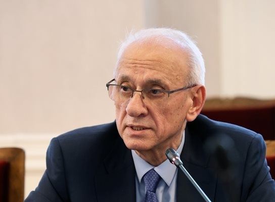 Здравният министър: Засега няма да повишаваме таксата за посещение при личния лекар