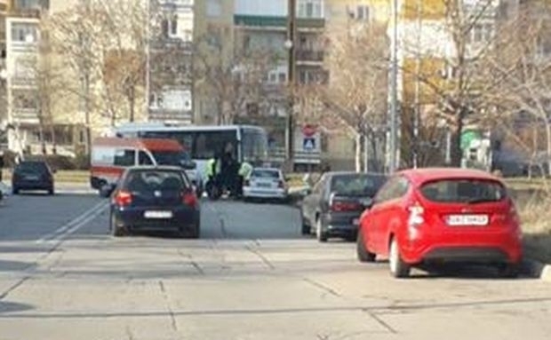 Автобус се вряза в патрулен автомобил в ЖК Тракия, в