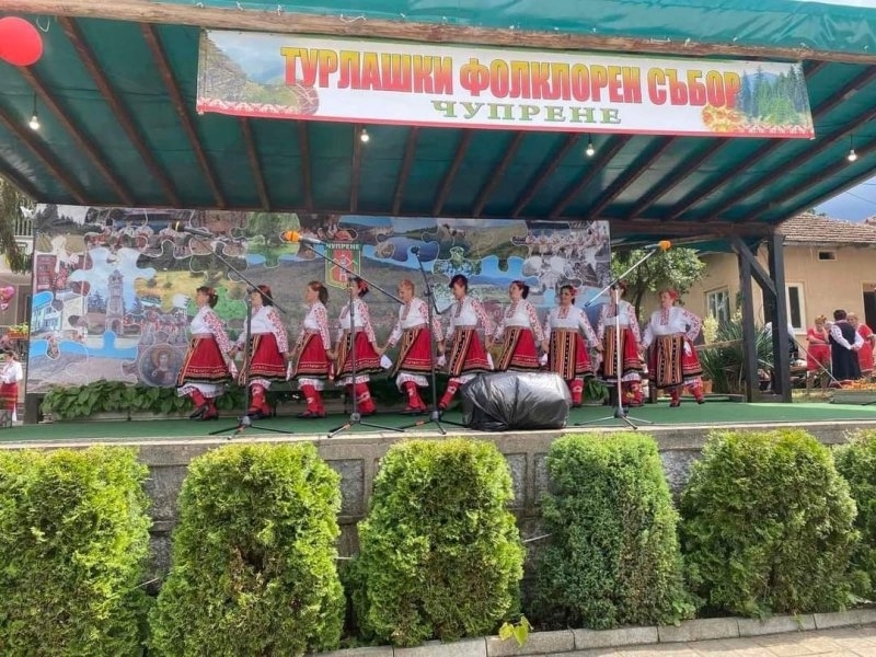 С много танци и емоции на Турлашкия фолклорен събор в Чупрене