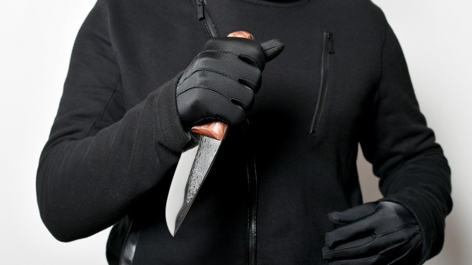 Мъж намушка съпругата си и след това и себе си