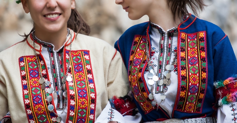 Стягат бал-ревю с народни носии в Лом