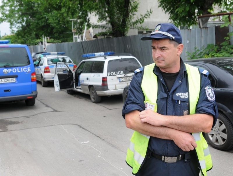 Баща и двамата му синове са привлечени като обвиняеми от