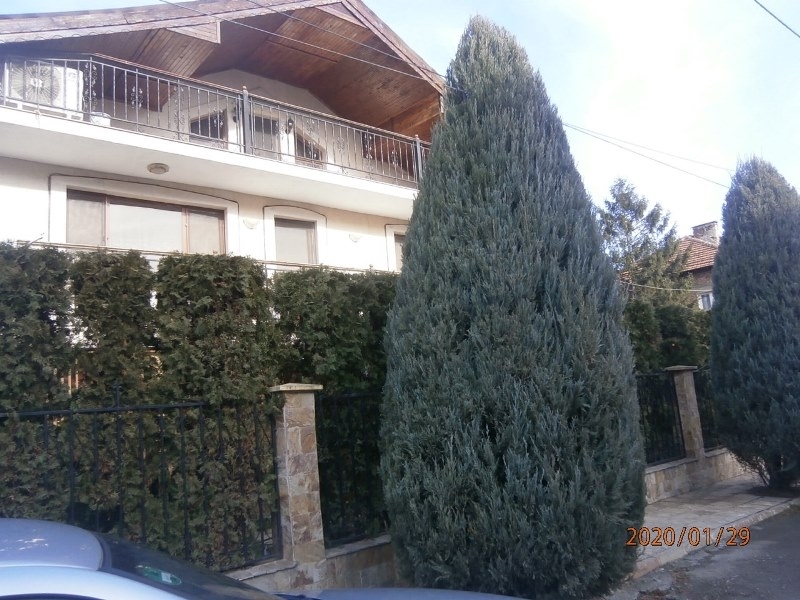 Частен съдебен изпълнител е обявил за публична продан голяма къща