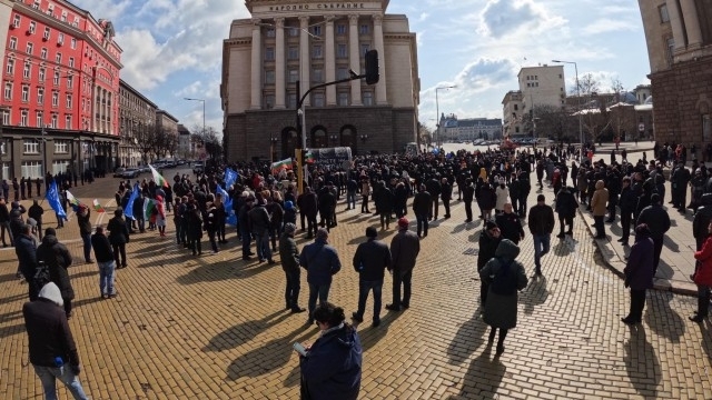 Стотици членове и симпатизанти на ГЕРБ се събраха на протест