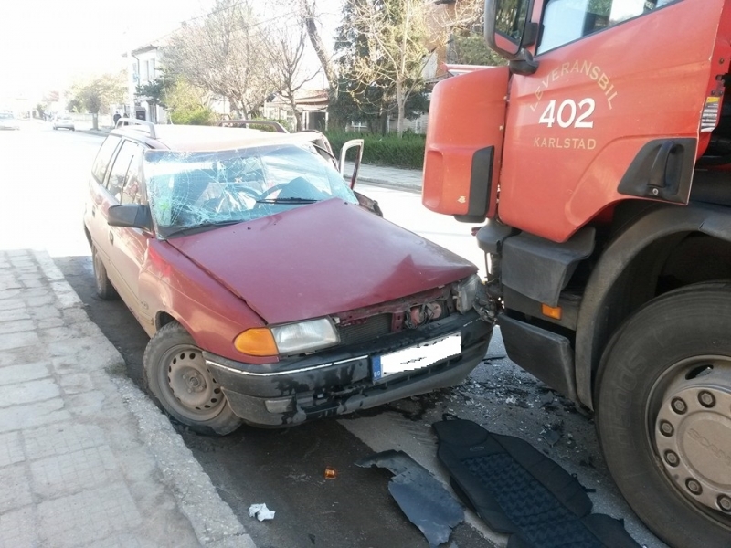 Хлапак без книжка се удари в камион във врачанското село