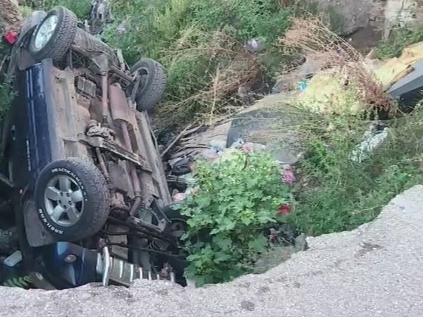Кола се преобърна в пропаст на пътя Асеновград Смолян Инцидентът е станал на