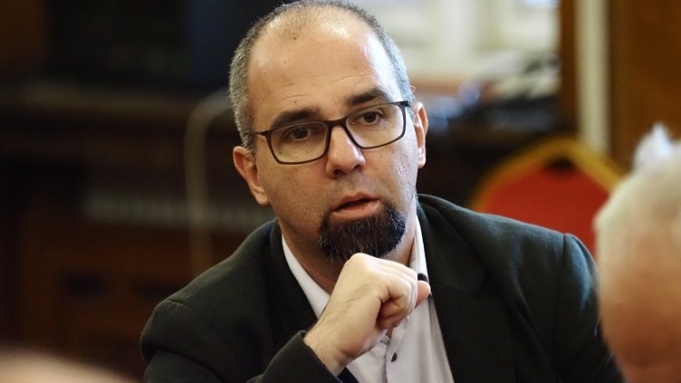 Случаят Петрохан се политизира коментира политологът Първан Симеонов пред БНТ