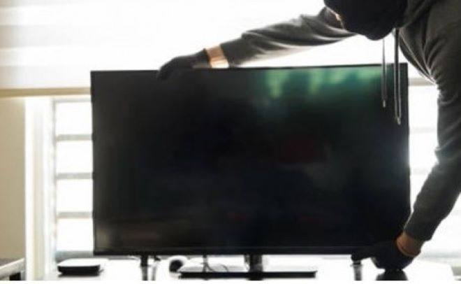 Заловиха млада жена задигнала близо 4 бона и телевизор от