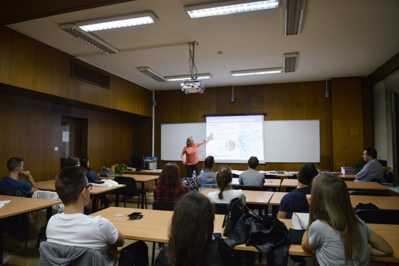 Има ли връзка увеличението на таксите за обучение в университетите