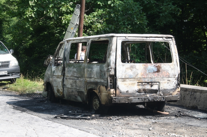 Бус с животни се запали на път във Видинско съобщиха