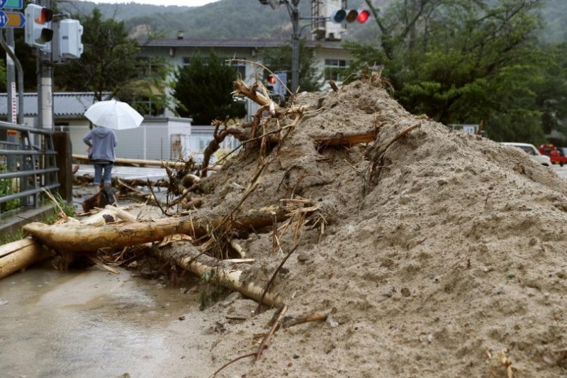 Най малко 710 000 души в Югозападна Япония получиха днес от