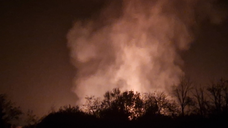 Горят сухи треви и храсти на територията на завод Арсенал