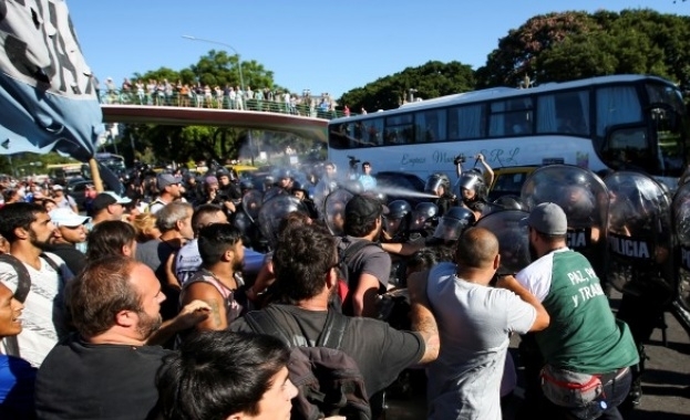 Двама млади венецуелци ранени с куршуми в сблъсъците при протестите