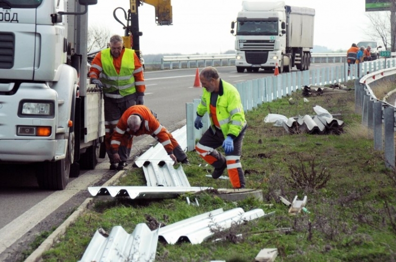 Пътни знаци и мантинели на стойност над почти 7 5 млн