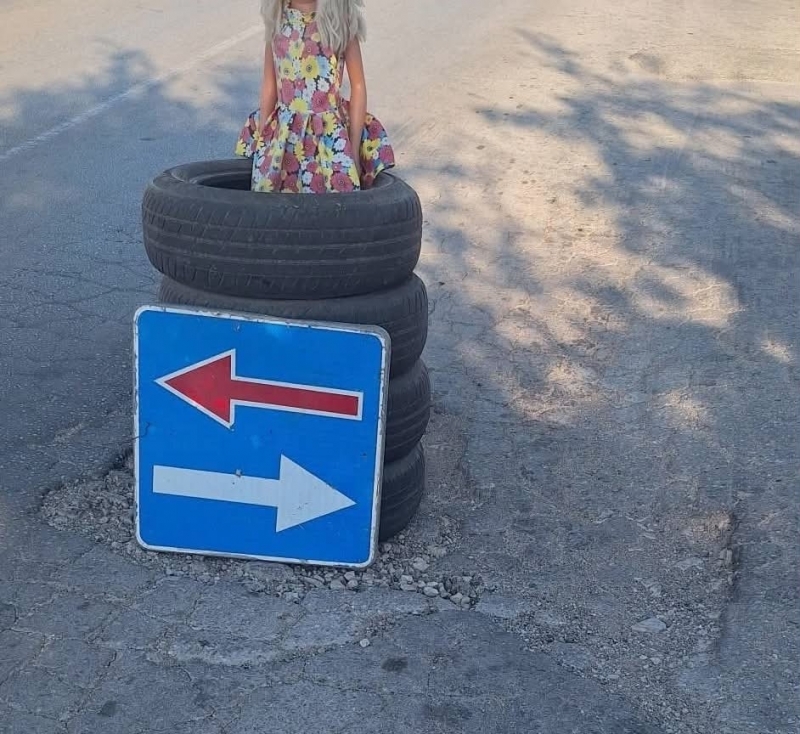 Жители на белослатинско село запълниха дупка на пътя с подръчни материали, за да предотвратят инцидент /снимки/