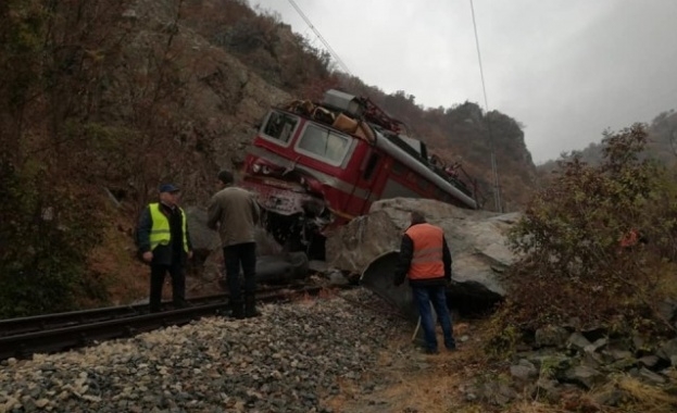Аварийни екипи на Национална компания Железопътна инфраструктура НКЖИ продължават работата по отстраняване